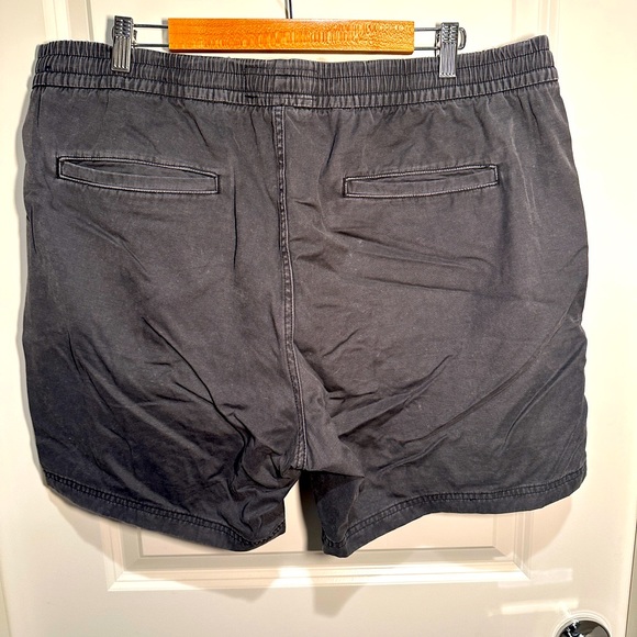 ABERCROMBIE & FITCH - Classic Flat Front 5 Inch Shorts, Men’s XL, Slate Grey - Picture 2 of 9